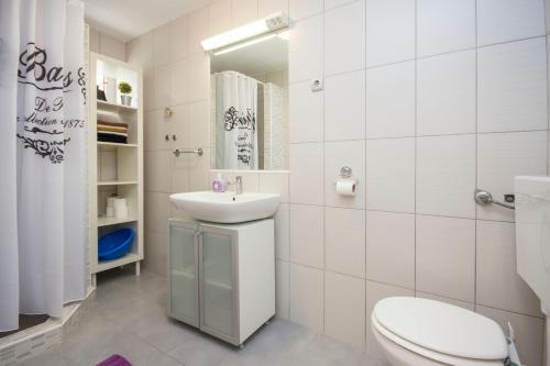 Ett badrum på Apartmani Luka