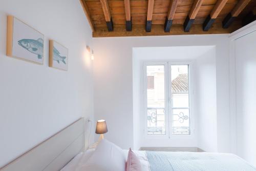 マラガにあるHola Málaga Catedralの白いベッドルーム(ベッド1台、窓付)