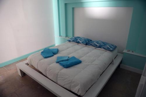 ポリニャーノ・ア・マーレにあるLa Dimora Della Contessa - Locazione Turisticaの青い枕が付いたベッド1台が備わる客室です。