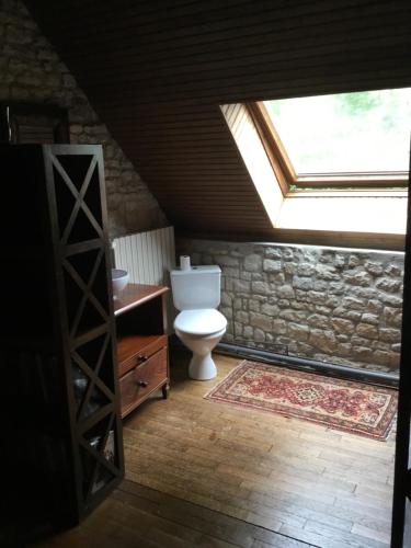 FresvilleにあるMaison de marie-claireの屋根裏のバスルーム(トイレ、窓付)が備わります。