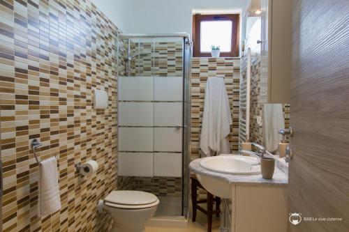 ヴェルノレにあるB&B Le Due Cisterneのバスルーム(トイレ、洗面台、シャワー付)