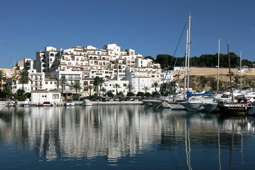 モライラにあるApartamento Moraira 2 Dormitorios Standardの大きな白い建物