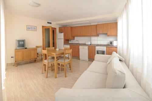 モライラにあるApartamento Moraira 2 Dormitorios Standardのリビングルーム(白いソファ付)、キッチンが備わります。