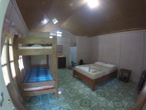 a small room with a bunk bed and a bed and a bunk bed at Cabaña en el Rincon Corcovado in Drake