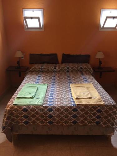Un dormitorio con una cama con dos bandejas. en Cabaña Los Piquillines en Cortaderas