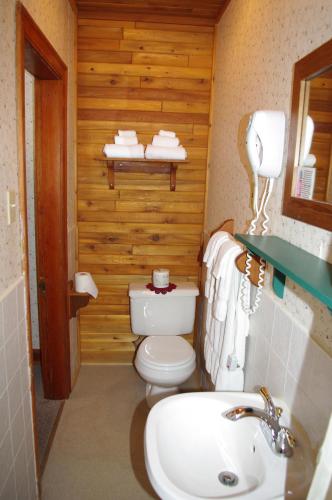 Ένα μπάνιο στο Crandell Mountain Lodge