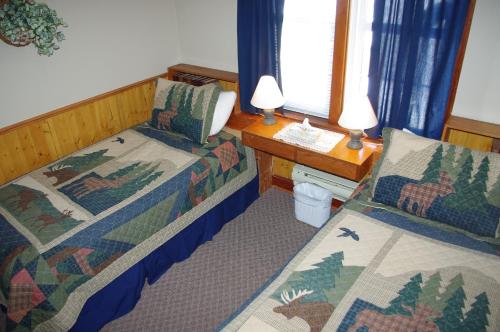 Ένα ή περισσότερα κρεβάτια σε δωμάτιο στο Crandell Mountain Lodge