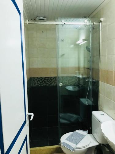 Ein Badezimmer in der Unterkunft Iris Beach Hotel