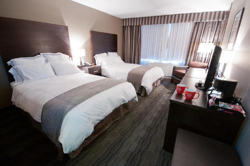 
A bed or beds in a room at Radisson Hotel Winnipeg Downtown
