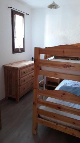 une chambre avec deux lits superposés et une fenêtre dans l'établissement Appartement Saint Gervais les Bains, à Saint-Gervais-les-Bains