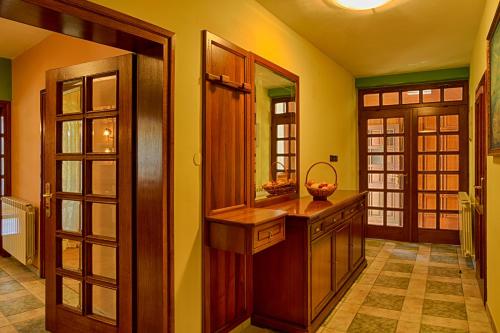 uma cozinha com paredes amarelas e um balcão com um espelho em Apartments Medena em Matulji