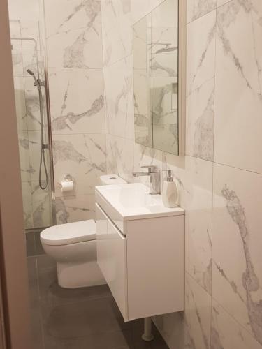 Bathroom sa Sublime Spa Apartments