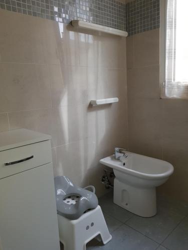 łazienka z toaletą i umywalką w obiekcie Bologna Dream Apartments w Bolonii