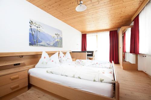 Кровать или кровати в номере Hotel Messnerwirt