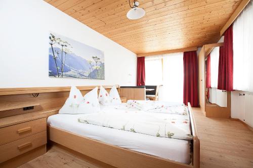 Postel nebo postele na pokoji v ubytování Hotel Messnerwirt