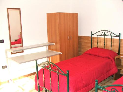 トリカーゼにあるCasa di Chiaraのベッドルーム(赤いベッド1台、鏡付)