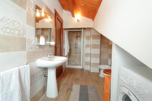un bagno con lavandino e WC di B&B Dimora Morelli a Gubbio