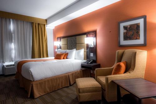 Ένα ή περισσότερα κρεβάτια σε δωμάτιο στο Best Western Plus Chateau Fort St. John