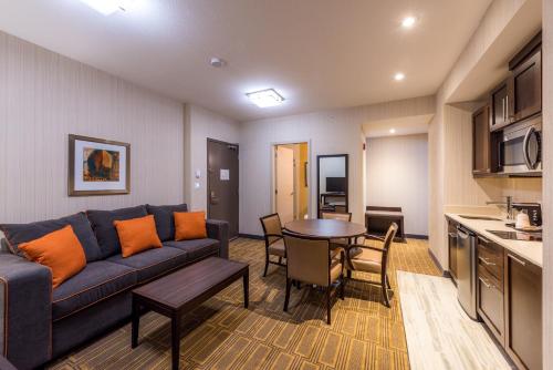 Η κουζίνα ή μικρή κουζίνα στο Best Western Plus Chateau Fort St. John