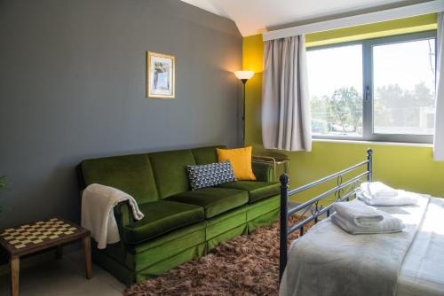 Postel nebo postele na pokoji v ubytování CHROMA Lodge Pikermi