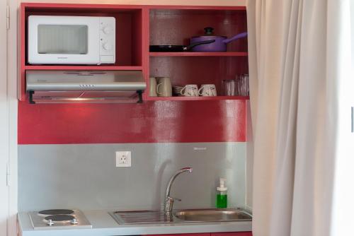 Kuchyň nebo kuchyňský kout v ubytování CHROMA Lodge Pikermi