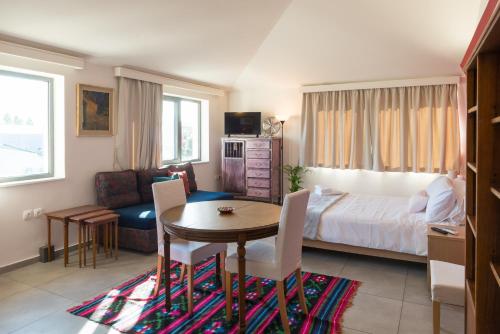 Postel nebo postele na pokoji v ubytování CHROMA Lodge Pikermi