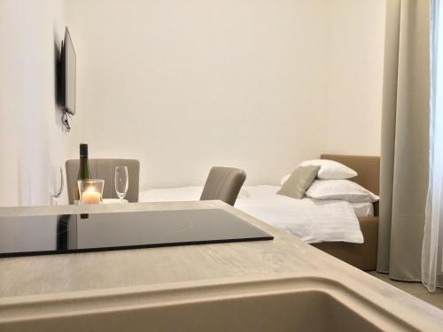 Tempat tidur dalam kamar di EURO APARTMENTS LIDICKÁ 39 BRNO