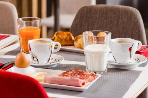 a table topped with plates of food and cups of coffee at Ibis Mexico Tlalnepantla in Mexico City