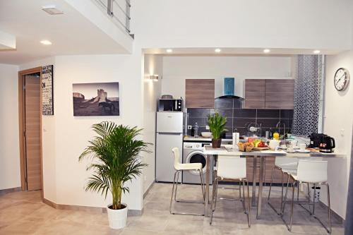 une cuisine avec une table et des chaises dans une pièce dans l'établissement duplex saint Bazille, à Marseille