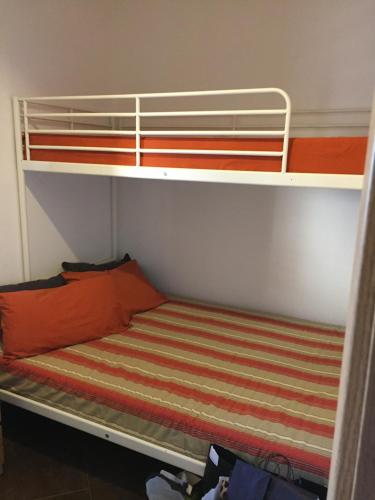 1 dormitorio con litera y colchón a rayas en sweet pozzallo, en Pozzallo