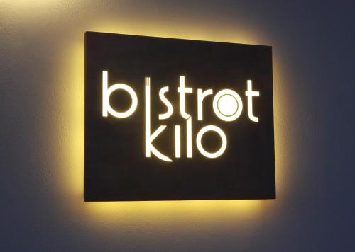 a sign that saysoit kalo on a wall at Hotel Aloisi in Lecce