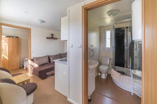 ein Badezimmer mit einem WC und einer Badewanne in der Unterkunft Szmaragdowe Morze in Władysławowo