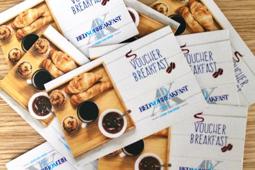 un tavolo sormontato da scatole di pasticcini e biscotti di Bed No Breakfast AK 2 a Napoli