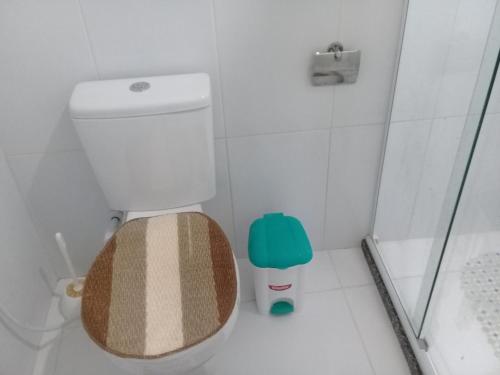 uma pequena casa de banho com WC e chuveiro em Cantinho aconchegante 2 quartos, com ar condicionado em Cabo Frio