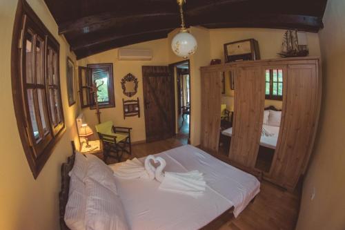 リムニオナスにあるKalogirou Stone Houseのベッドルーム1室(白鳥のベッド1台付)