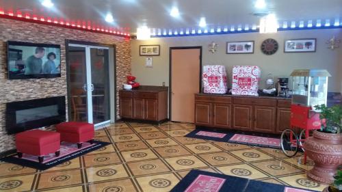 a room with a lobby with a counter and a room with at The Boston Inn in Westminster