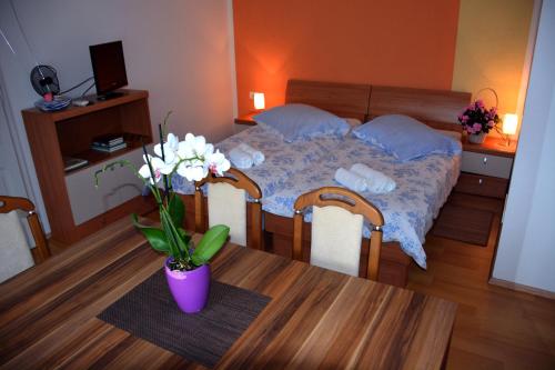 Un pat sau paturi într-o cameră la Gostišče TI Sobe Mici