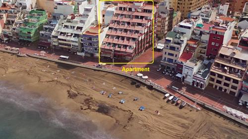 ラスパルマス・デ・グランカナリアにあるCarus Flatの海岸や建物の空中を望む