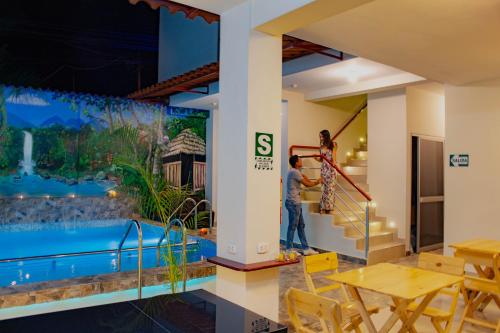 una persona parada en las escaleras de una casa con piscina en Residencial Marina House, en Tarapoto