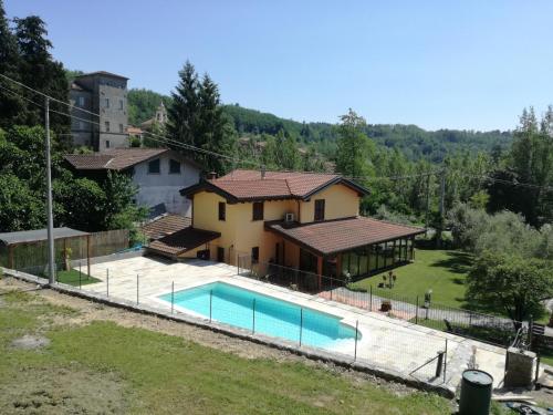 een huis met een zwembad ervoor bij agriturismo il poderetto in Licciana Nardi