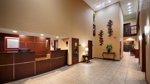 um lobby de um hospital com uma sala de espera em Best Western Plus Anderson em Anderson