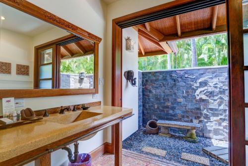 y baño con lavabo y ducha de piedra. en Ho'oilo House en Lahaina