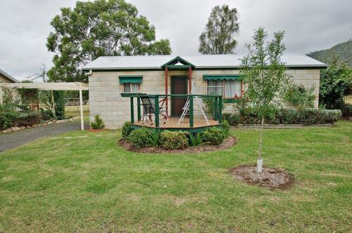 ein Haus mit Spielplatz im Hof in der Unterkunft Starline Alpacas Farmstay Resort in Broke