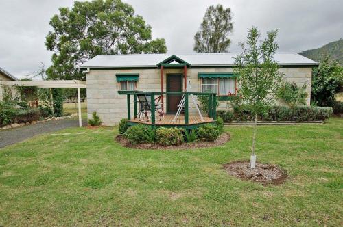 una casa con parque infantil en el patio en Starline Alpacas Farmstay Resort, en Broke