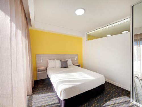 
A bed or beds in a room at Value Suites Penrith
