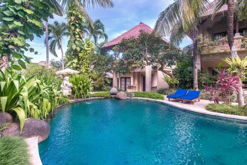 A piscina localizada em Samhita Garden Ubud ou nos arredores