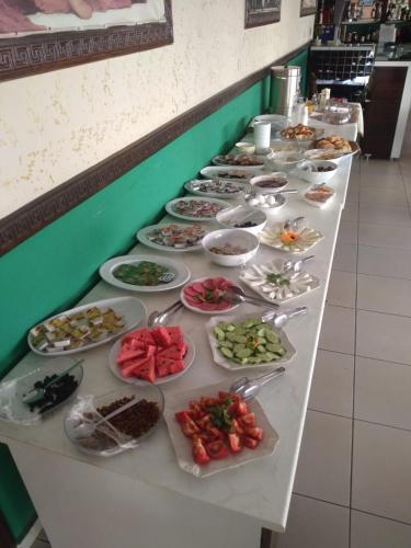 una lunga linea a buffet con piatti di cibo sopra di Damlatas Elegant Apart Hotel a Alanya