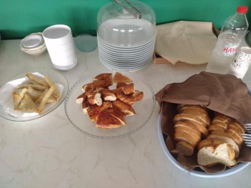 un tavolo con due piatti di pane e patatine fritte di Damlatas Elegant Apart Hotel a Alanya