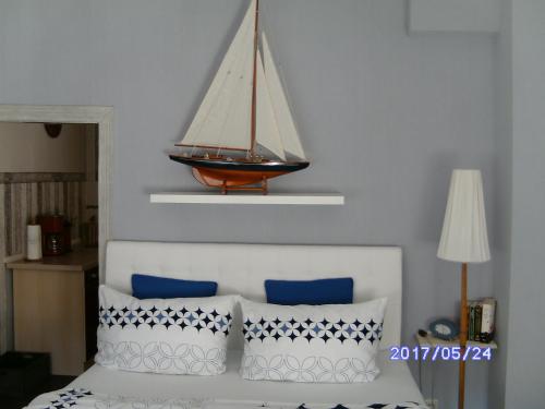 a sail boat on a shelf above a bed at Fischerhaus König in Alt Sassnitz in Sassnitz