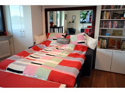 シャルボイツにあるFerienapartment "Wolke"のベッドルーム1室(カラフルな毛布付きのベッド1台付)